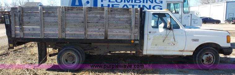 image for item J4556 1988 Ford F350 flatbed pickup truck
