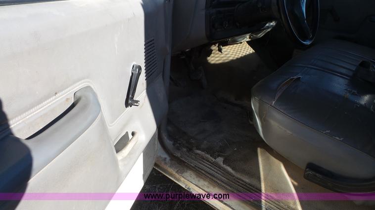 image for item J4556 1988 Ford F350 flatbed pickup truck