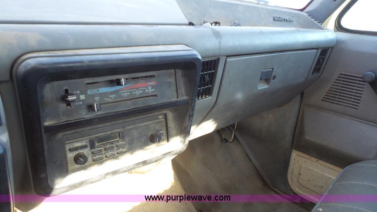 image for item J4556 1988 Ford F350 flatbed pickup truck