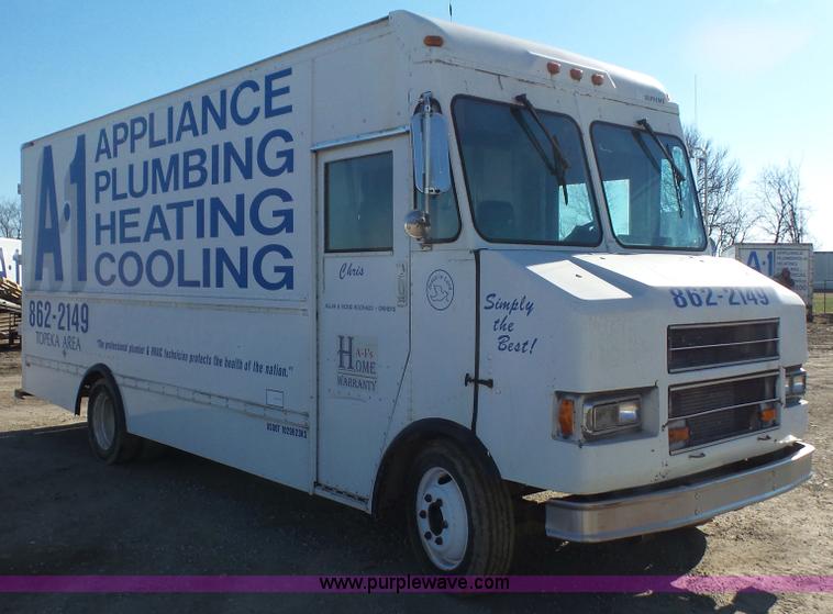 image for item J4615 1997 Freightliner MT45 delivery truck