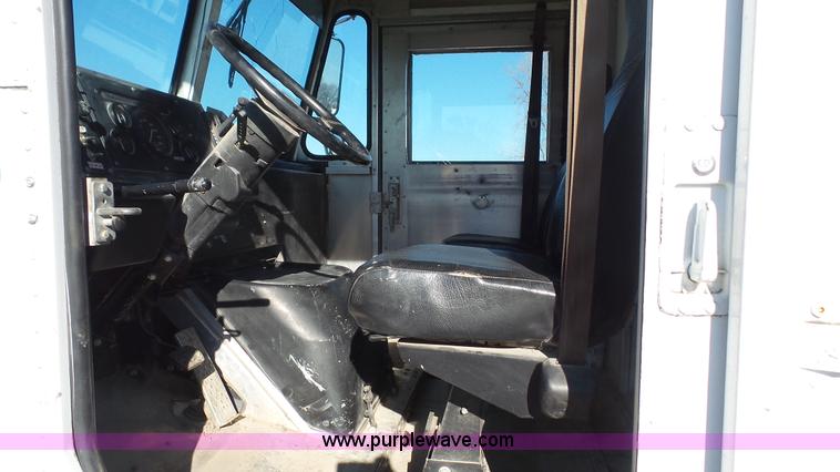 image for item J4615 1997 Freightliner MT45 delivery truck