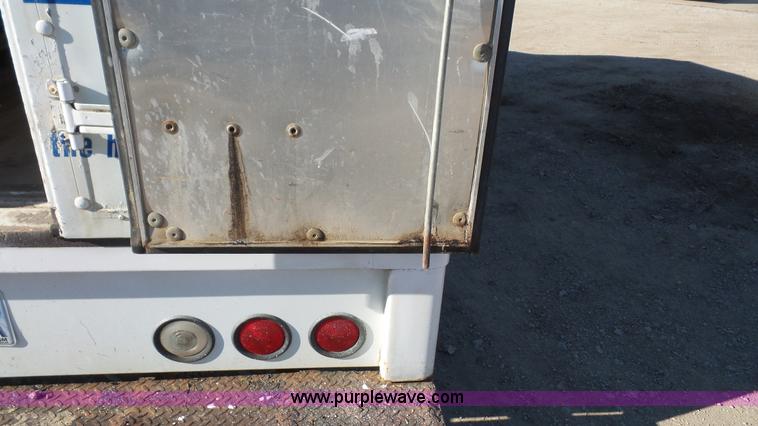 image for item J4615 1997 Freightliner MT45 delivery truck