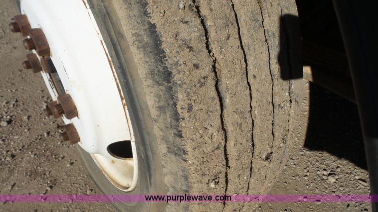 image for item J4615 1997 Freightliner MT45 delivery truck