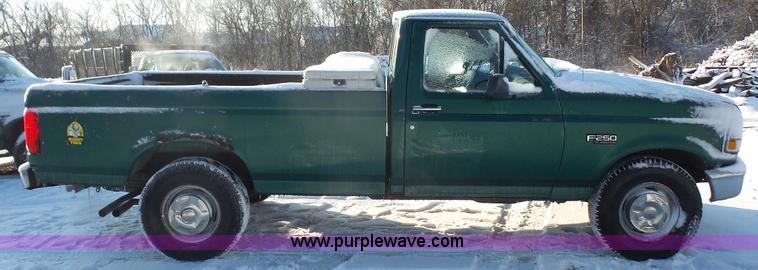 image for item J4637 1996 Ford F250 XL pickup truck