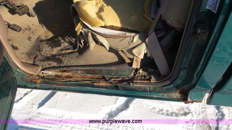 image for item J4637 1996 Ford F250 XL pickup truck