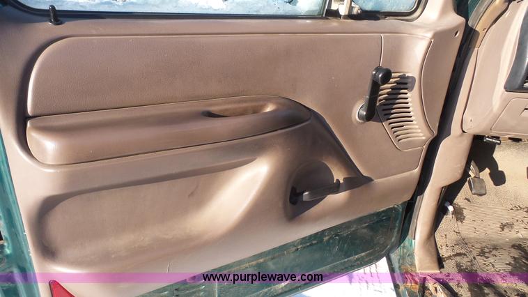 image for item J4637 1996 Ford F250 XL pickup truck