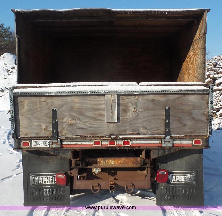 image for item J4638 1996 Ford F350 XL flatbed pickup truck