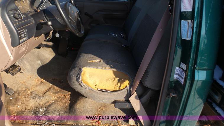 image for item J4638 1996 Ford F350 XL flatbed pickup truck