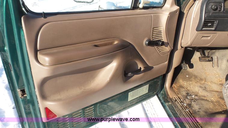 image for item J4638 1996 Ford F350 XL flatbed pickup truck