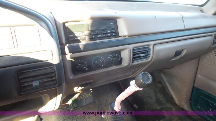 image for item J4638 1996 Ford F350 XL flatbed pickup truck