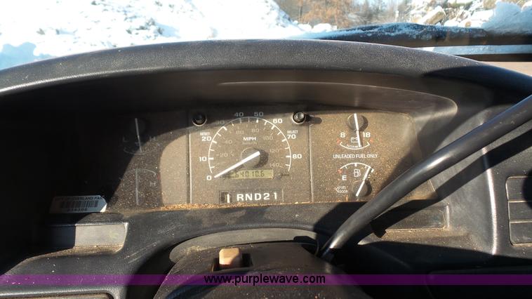 image for item J4638 1996 Ford F350 XL flatbed pickup truck