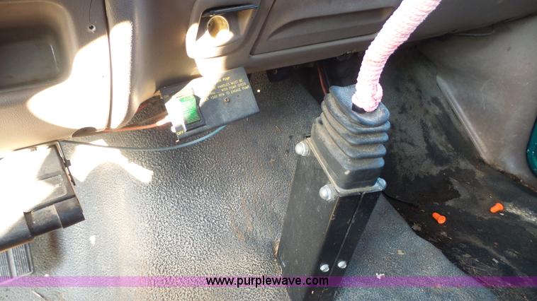 image for item J4638 1996 Ford F350 XL flatbed pickup truck