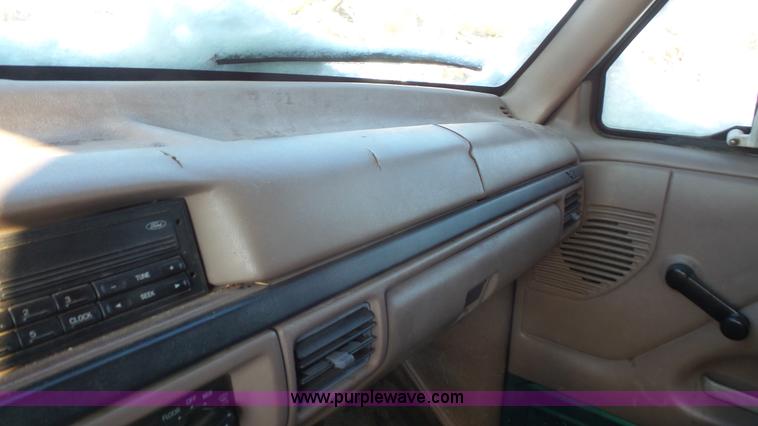 image for item J4638 1996 Ford F350 XL flatbed pickup truck