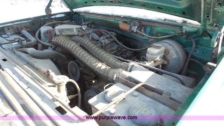 image for item J4638 1996 Ford F350 XL flatbed pickup truck