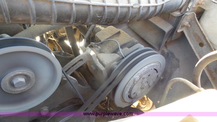 image for item J4638 1996 Ford F350 XL flatbed pickup truck