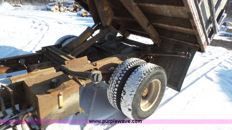 image for item J4638 1996 Ford F350 XL flatbed pickup truck