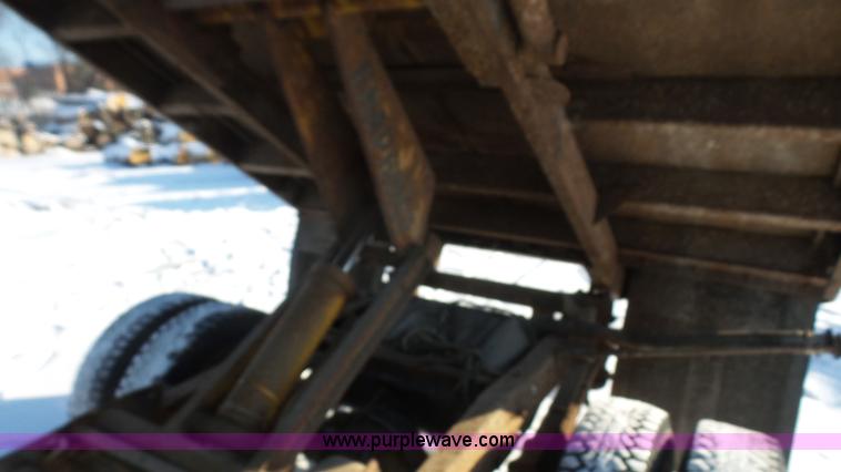 image for item J4638 1996 Ford F350 XL flatbed pickup truck