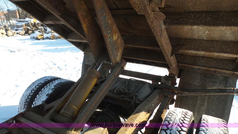 image for item J4638 1996 Ford F350 XL flatbed pickup truck