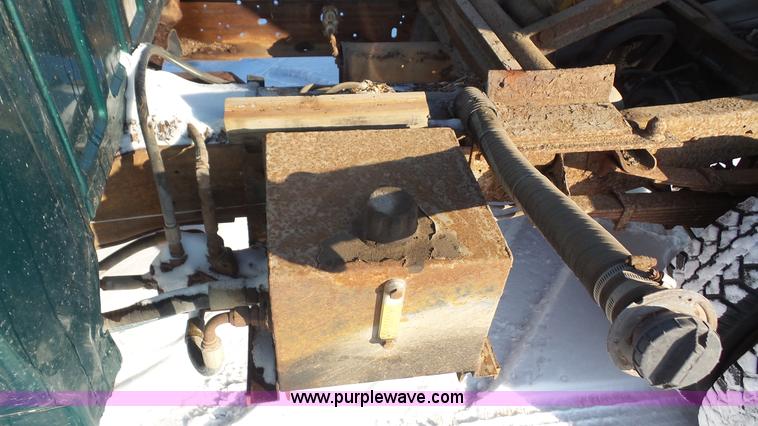 image for item J4638 1996 Ford F350 XL flatbed pickup truck