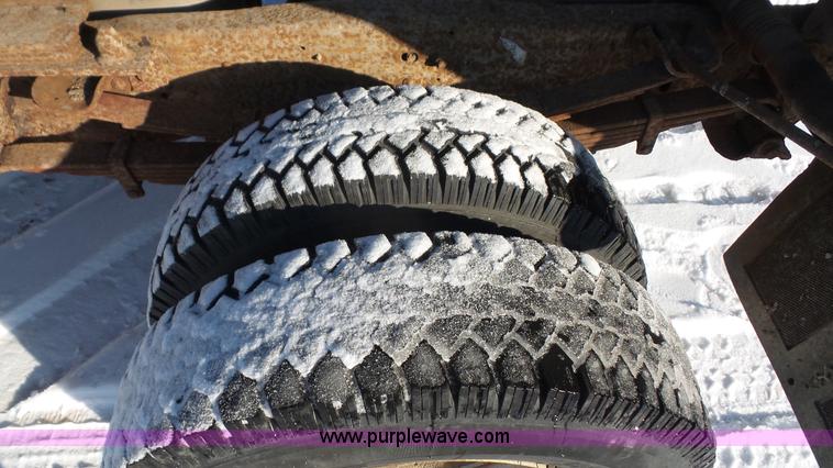 image for item J4638 1996 Ford F350 XL flatbed pickup truck