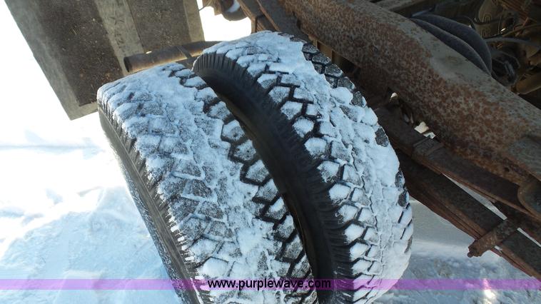 image for item J4638 1996 Ford F350 XL flatbed pickup truck