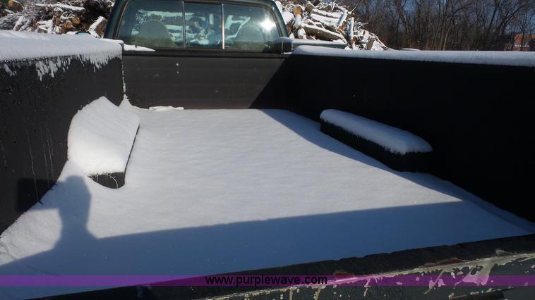 image for item J4639 2001 Ford F350 Super Duty XL utility truck