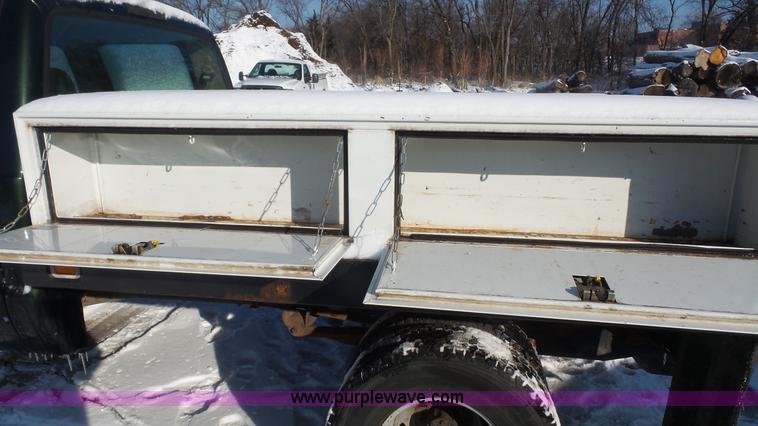 image for item J4640 1999 Ford F350 Super Duty XL Crew Cab flatbed pickup truck