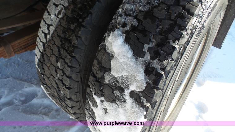 image for item J4640 1999 Ford F350 Super Duty XL Crew Cab flatbed pickup truck