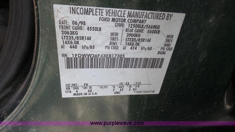 image for item J4640 1999 Ford F350 Super Duty XL Crew Cab flatbed pickup truck