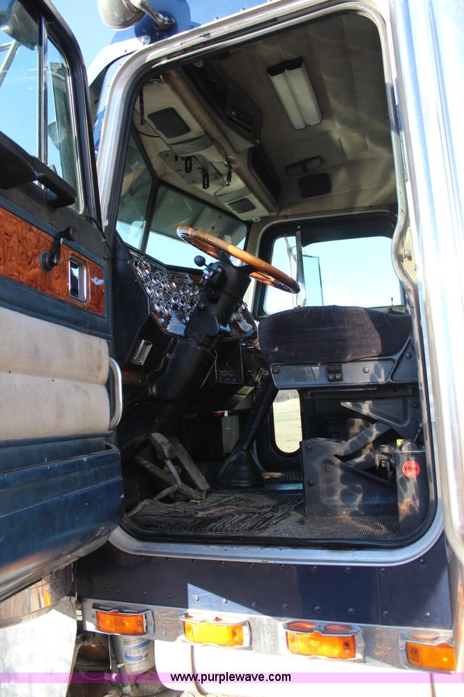 image for item J7367 1997 Peterbilt 379 semi truck