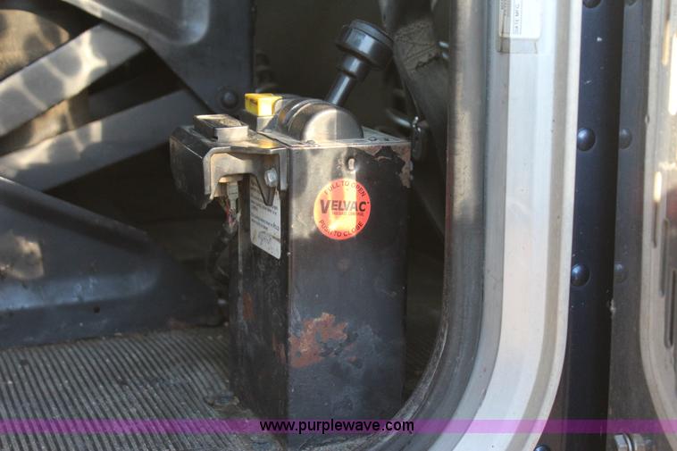 image for item J7367 1997 Peterbilt 379 semi truck