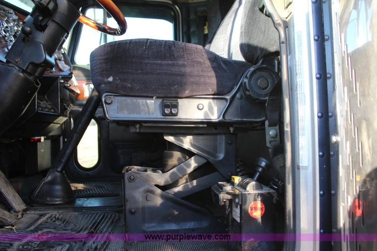 image for item J7367 1997 Peterbilt 379 semi truck