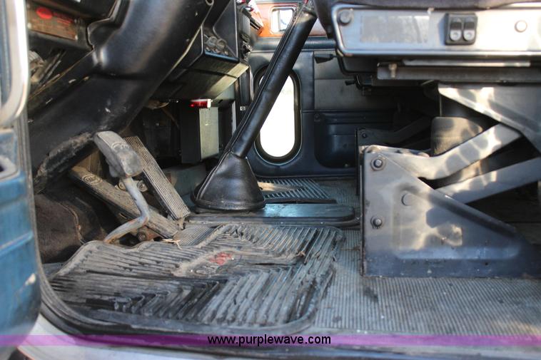 image for item J7367 1997 Peterbilt 379 semi truck