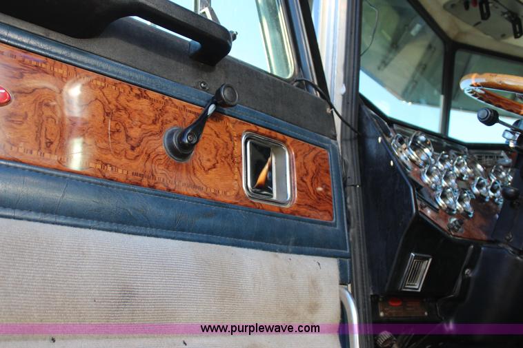 image for item J7367 1997 Peterbilt 379 semi truck