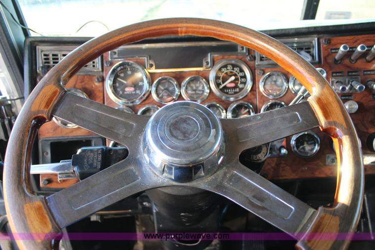 image for item J7367 1997 Peterbilt 379 semi truck