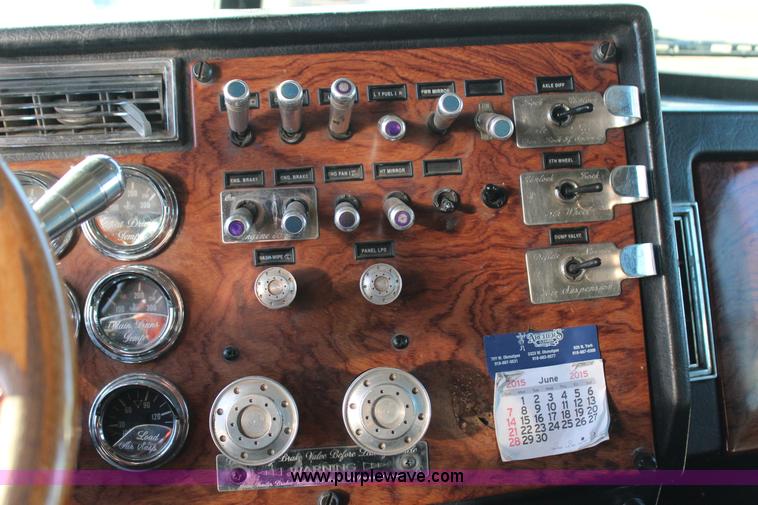 image for item J7367 1997 Peterbilt 379 semi truck