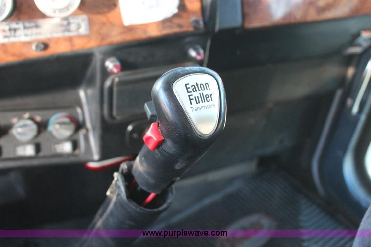 image for item J7367 1997 Peterbilt 379 semi truck