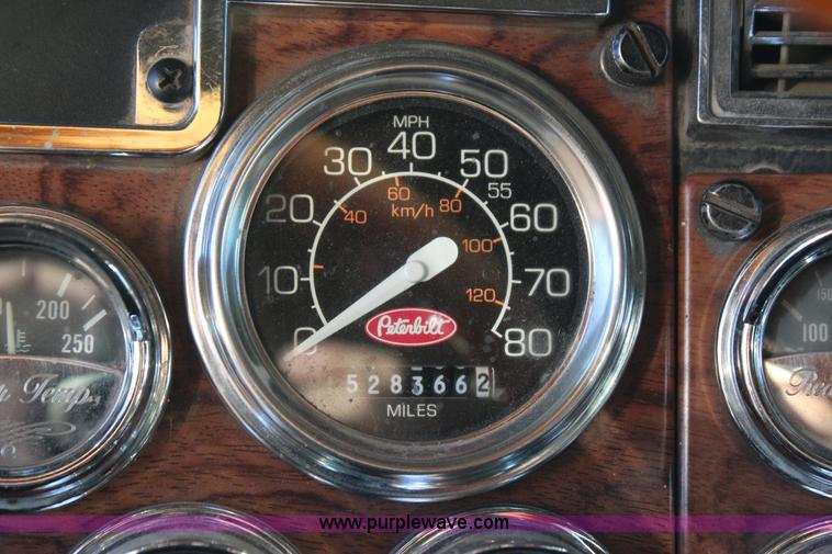 image for item J7367 1997 Peterbilt 379 semi truck