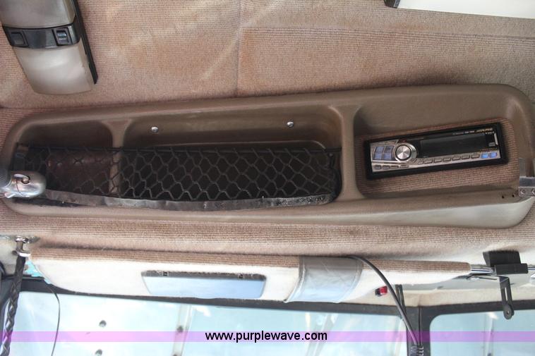 image for item J7367 1997 Peterbilt 379 semi truck