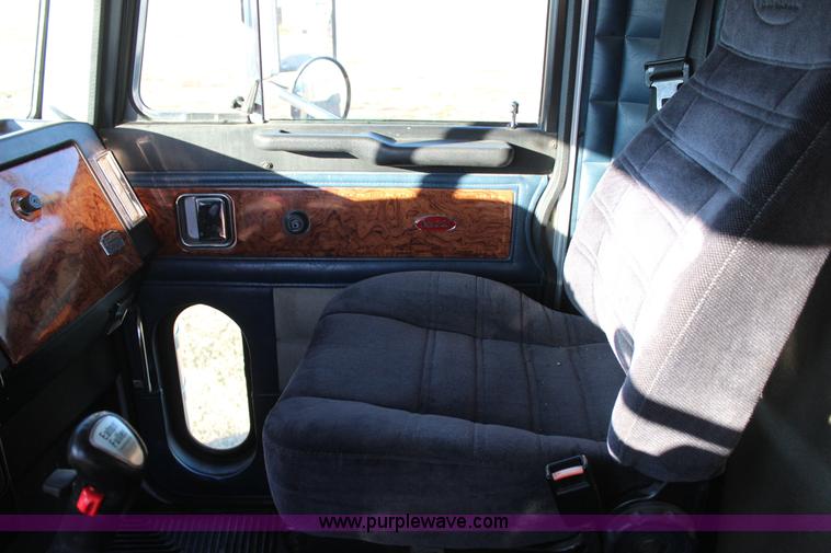 image for item J7367 1997 Peterbilt 379 semi truck