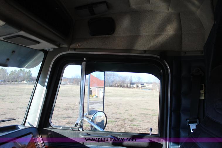 image for item J7367 1997 Peterbilt 379 semi truck