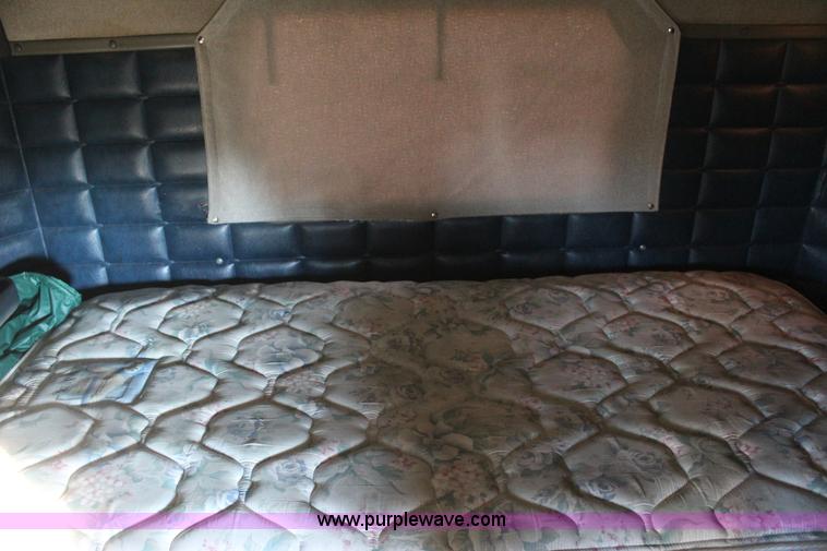 image for item J7367 1997 Peterbilt 379 semi truck