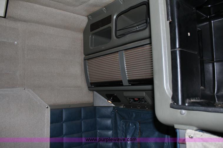 image for item J7367 1997 Peterbilt 379 semi truck