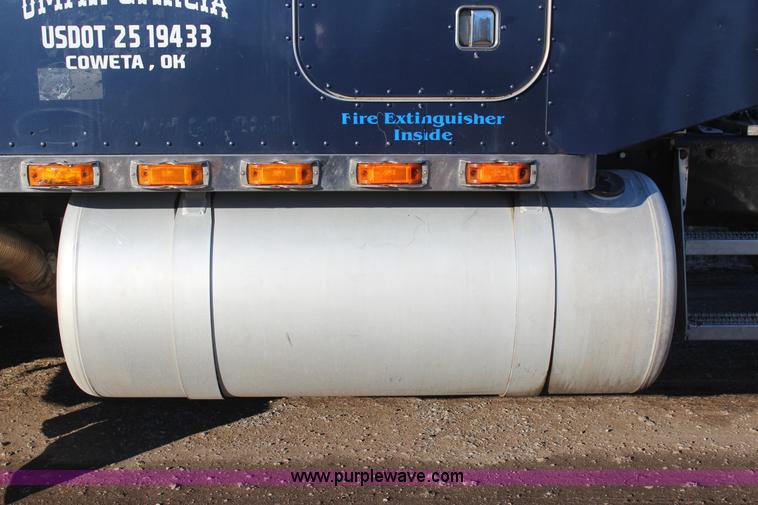 image for item J7367 1997 Peterbilt 379 semi truck