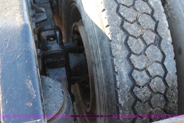 image for item J7367 1997 Peterbilt 379 semi truck