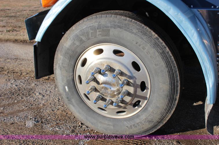 image for item J7367 1997 Peterbilt 379 semi truck