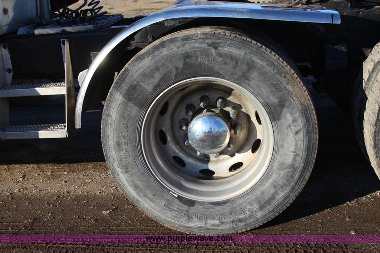 image for item J7367 1997 Peterbilt 379 semi truck