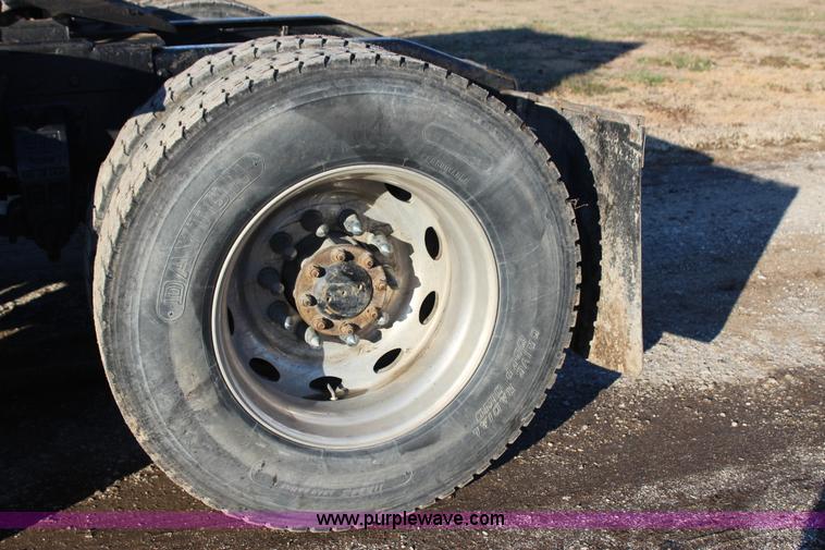 image for item J7367 1997 Peterbilt 379 semi truck