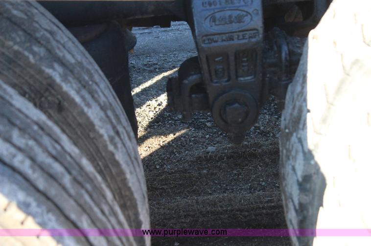 image for item J7367 1997 Peterbilt 379 semi truck