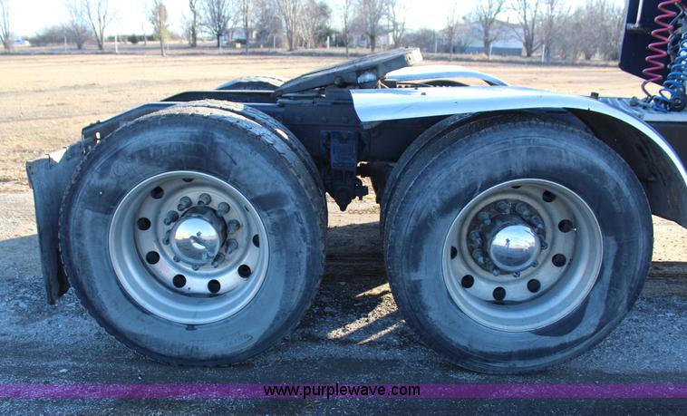 image for item J7367 1997 Peterbilt 379 semi truck